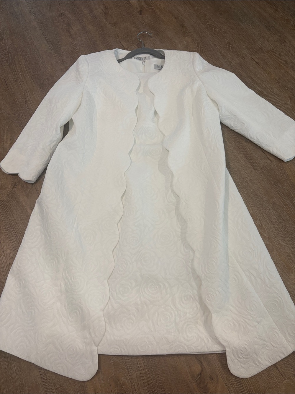 Kasper White Scalloped-Edge Floral Jacquard Suit